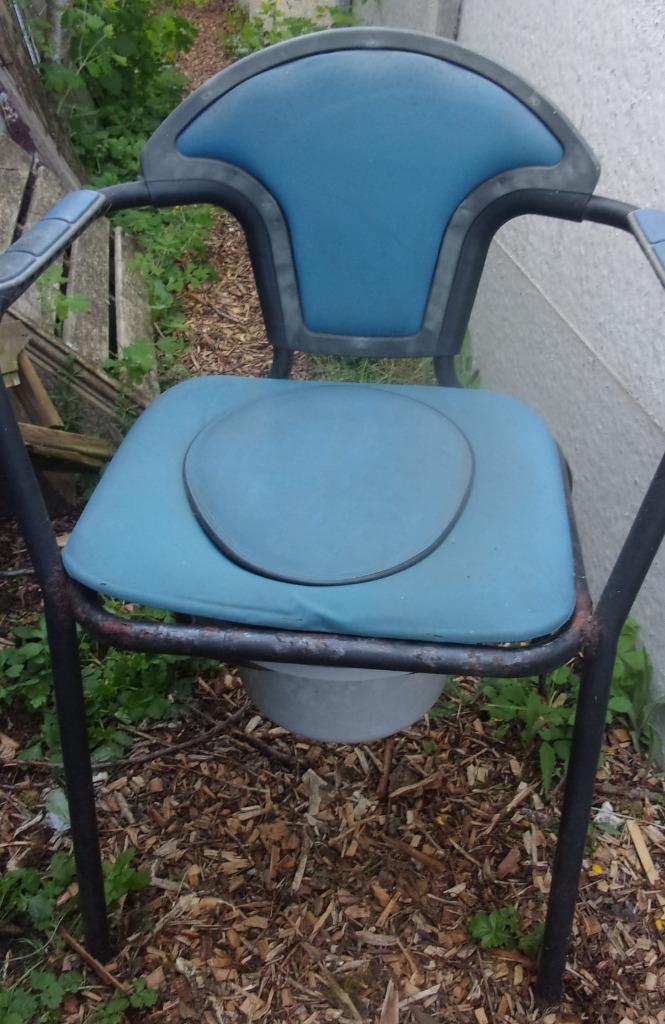 chaise percée, Divers, Enlèvement