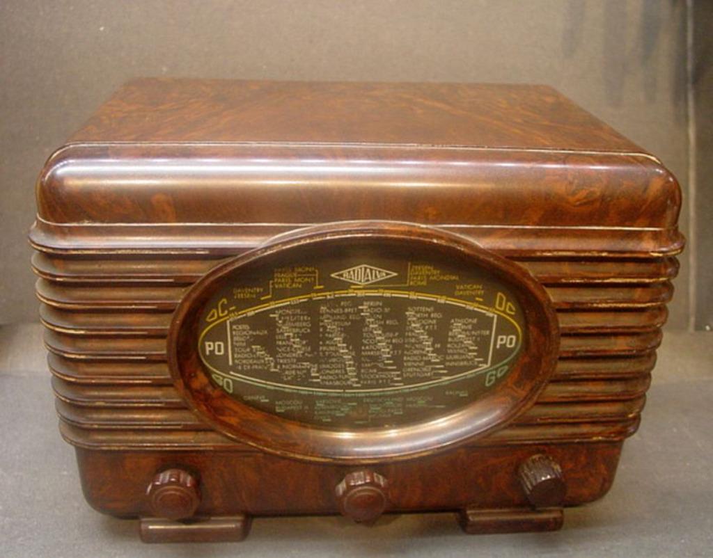 Jolie radio Vintage RADIALVA en Pollopas, Enlèvement, Ne fonctionne pas, Radio