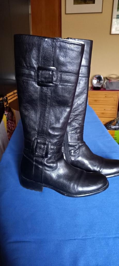 Bottes noires.  37, Enlèvement, Comme neuf