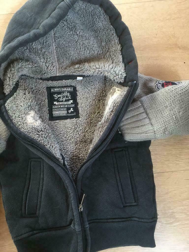 Warme hoodie  en kap-  sweat chaud et  capuche  110 capuche, Enlèvement ou Envoi, Comme neuf, Garçon, Pull ou Veste