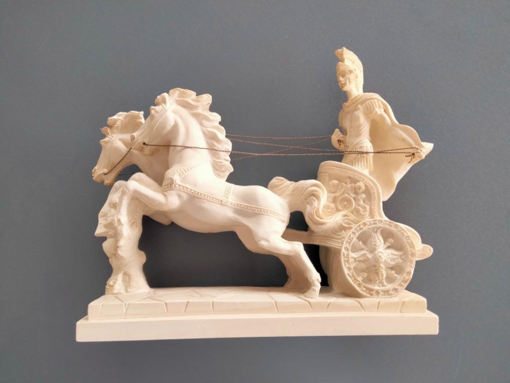 Statuette Char Romain 2 chevaux 27 X 21 cm, Enlèvement ou Envoi