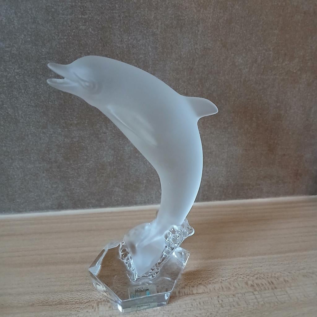 Statuette dauphin debout sur son socle., Antiquités & Art, Antiquités | Verre & Cristal, Enlèvement