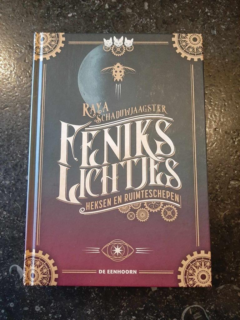 Feniks Lichtjes 1 - Heksen en ruimteschepen, Ophalen, Nieuw, Fictie, Raya Schaduwjaagster