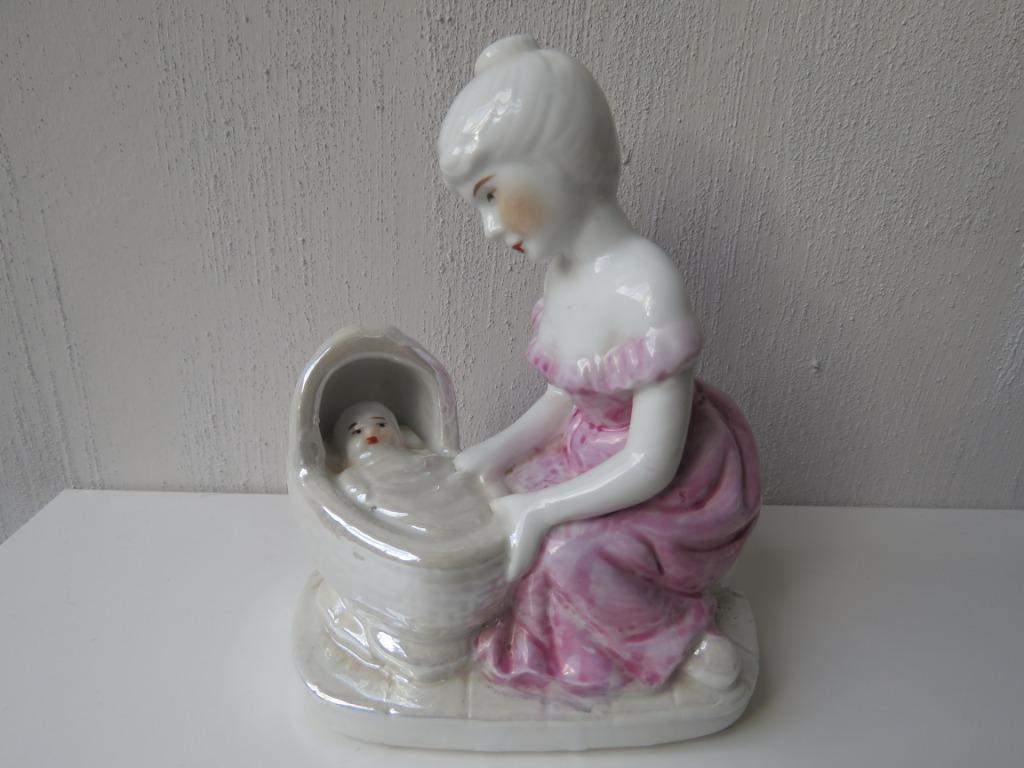 Vintage beeldje moeder met baby in wieg parelmoerglazuur, Antiek en Kunst, Ophalen of Verzenden