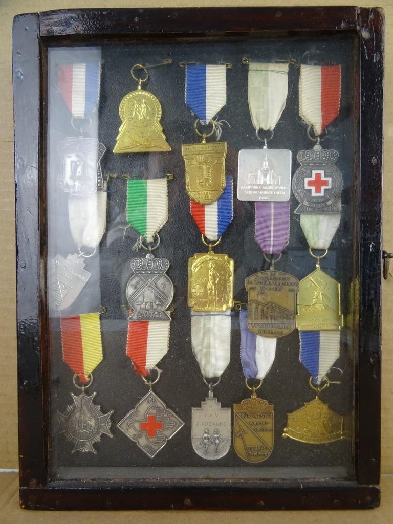 Antiek vitrinekastje en 15x vintage medaille wandelen 1965, Ophalen of Verzenden