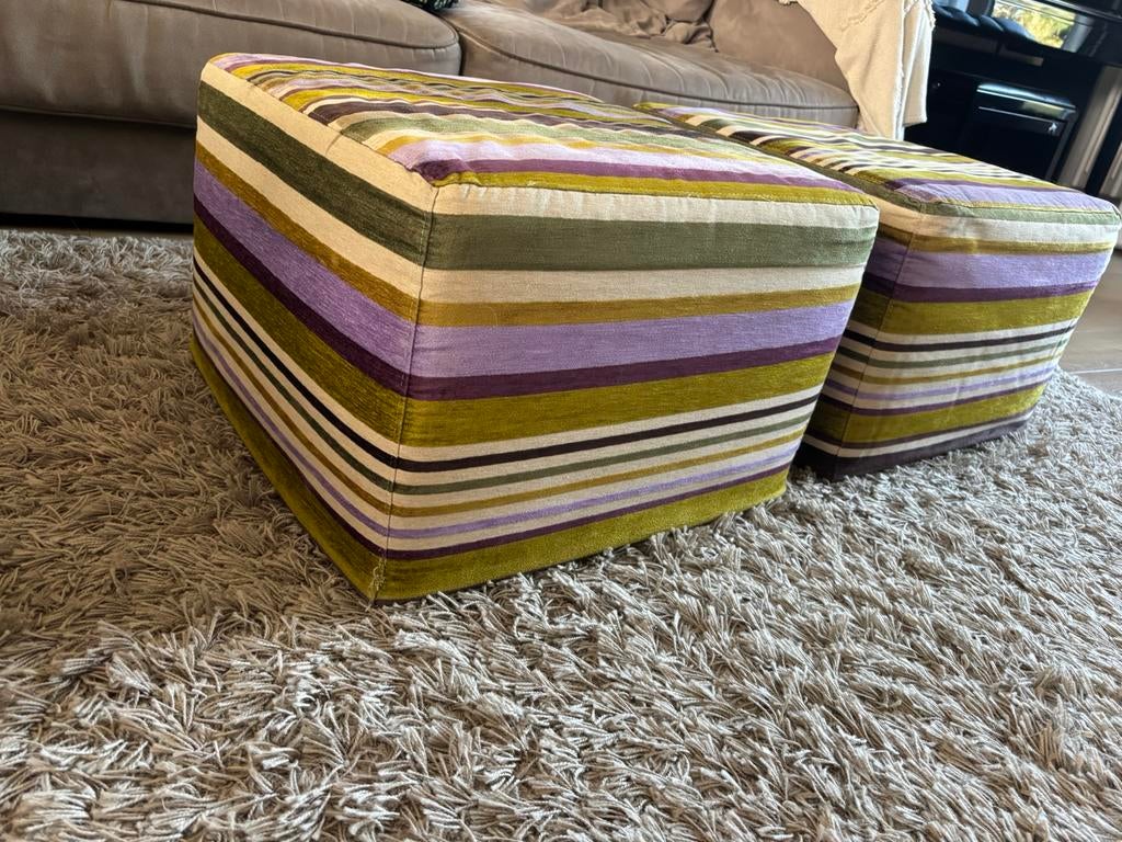 2 poufs de forme carré sur roulettes, Ophalen, Vierkant