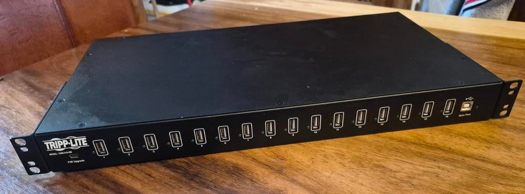 TRIPP-LITE oplaadhub met 16 deuren, Computers en Software, Netwerk switches, Ophalen of Verzenden