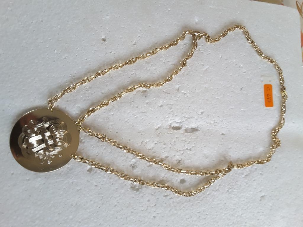 collier pendentif doré avec motif gravé sur plaque 6 cm C677, Bijoux, Sacs & Beauté, Colliers, Neuf, Enlèvement ou Envoi, Avec pendentif