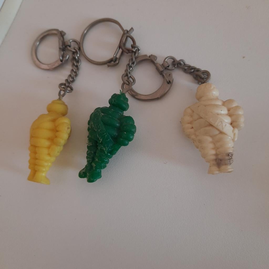 MICHELIN * 3 VINTAGE sleutelhangers BIBENDUM*, Verzamelen, Ophalen, Gebruikt, Transport