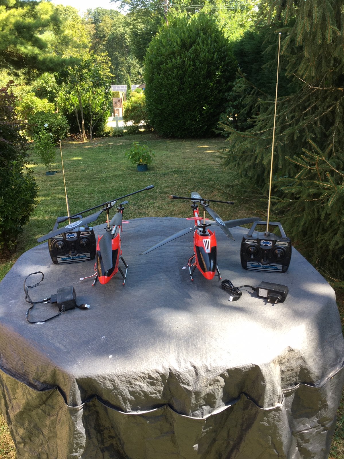 Hélicoptères avec radio commandes et chargeurs, Comme neuf