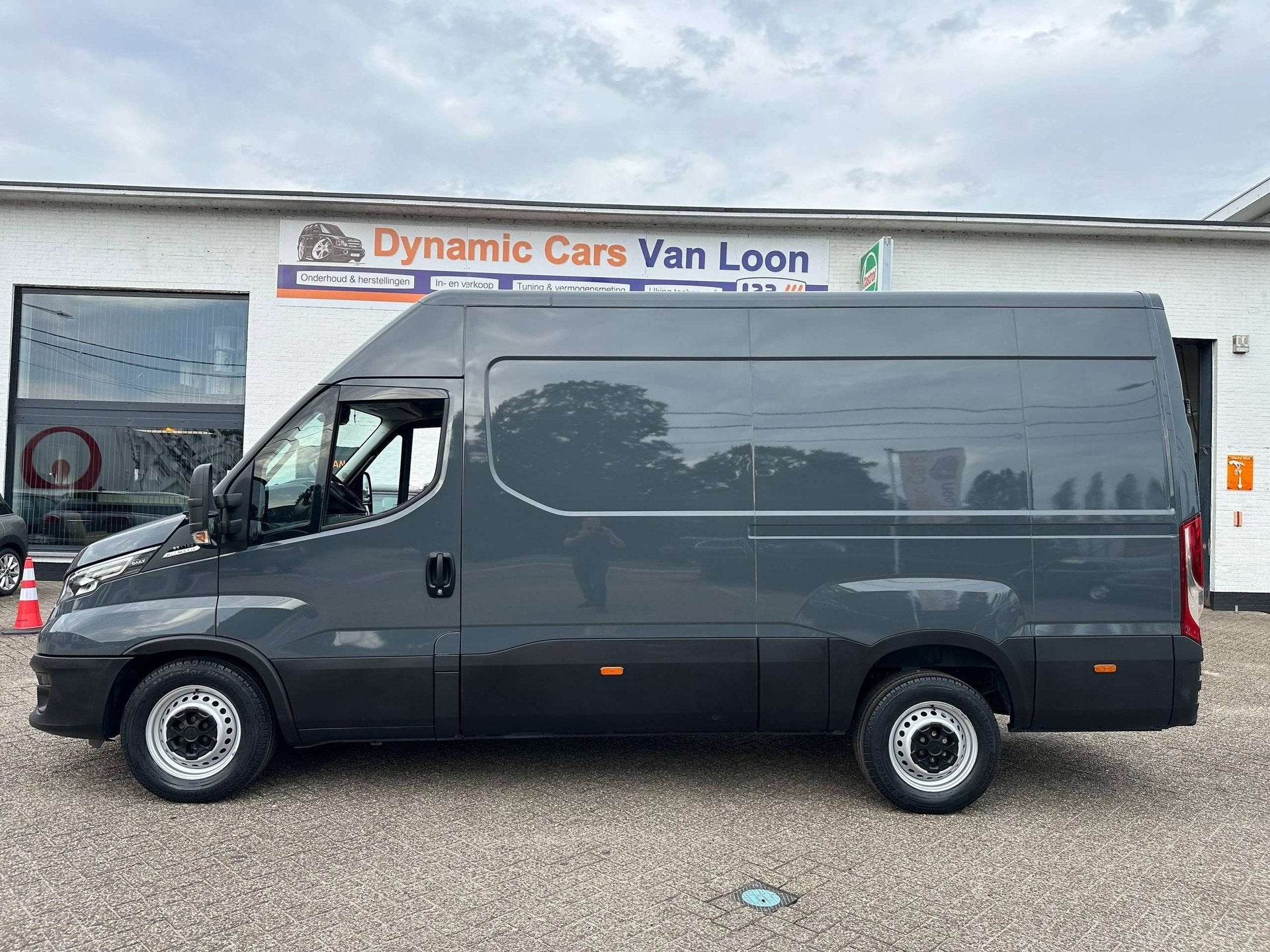 Iveco Daily 35S18V 3.0 180Pk Turbo Hi-Matic L3/H2 Cruise Nav, Auto's, Automaat, Dealer onderhouden, Stof, Gebruikt