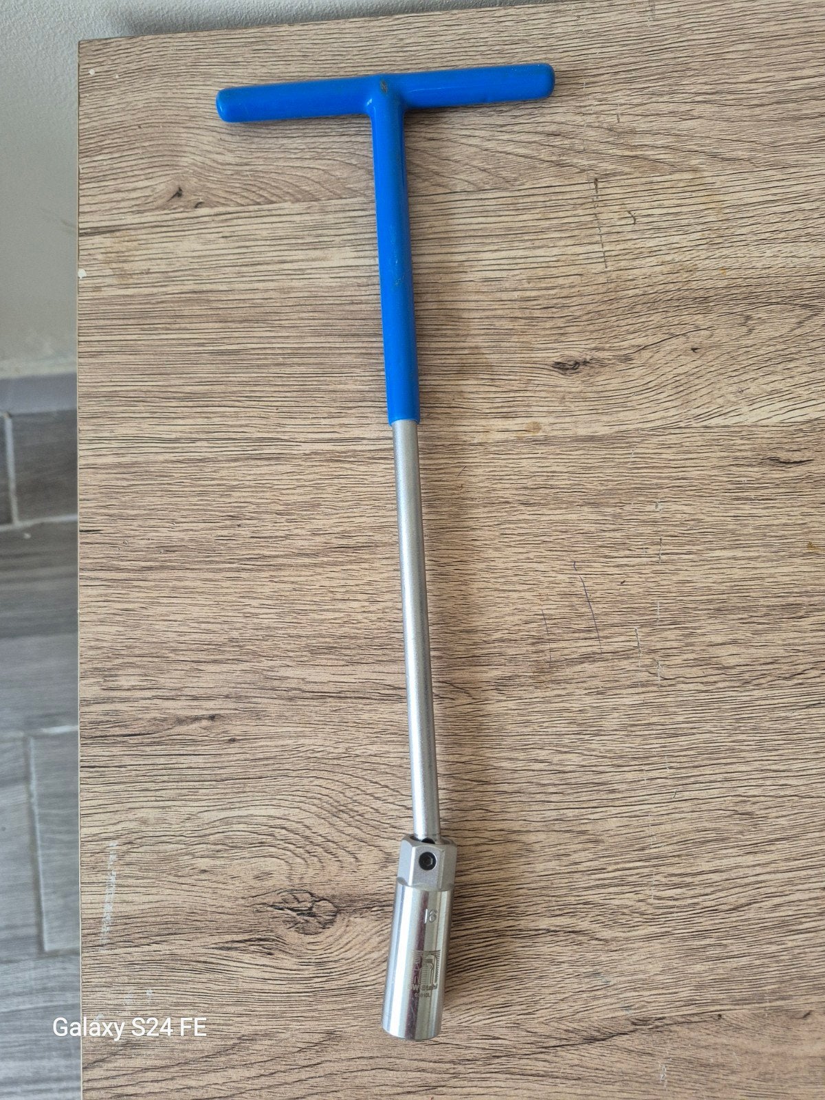 clé à bougie avec poignée en T et joint à rotule (16 mm)., Enlèvement