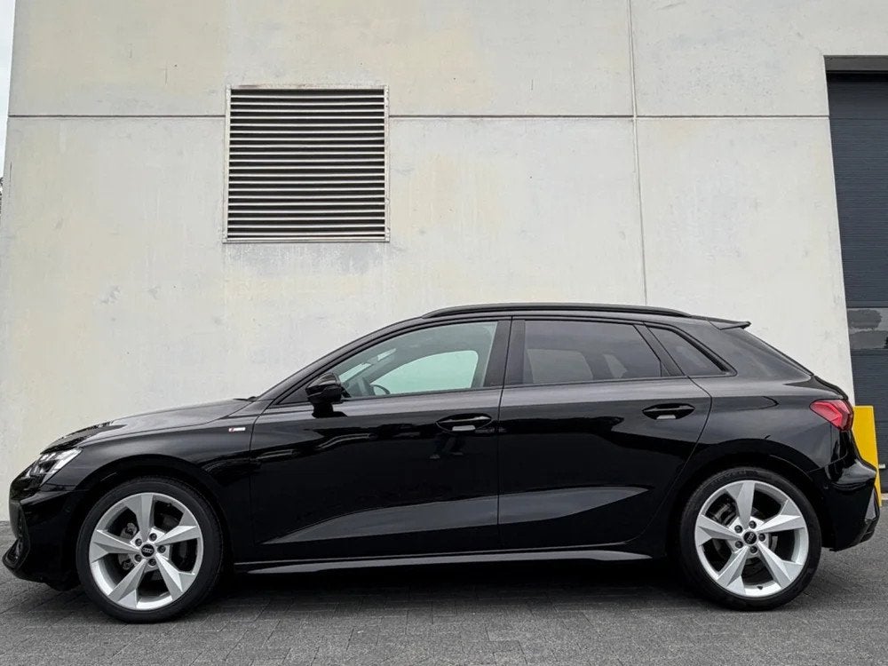 Audi A3 SPORTBACK 30TFSI 116PK ZWART - NAVIGATIE - S-LINE, Auto's, Automaat, Stof, Zwart, 4 cilinders