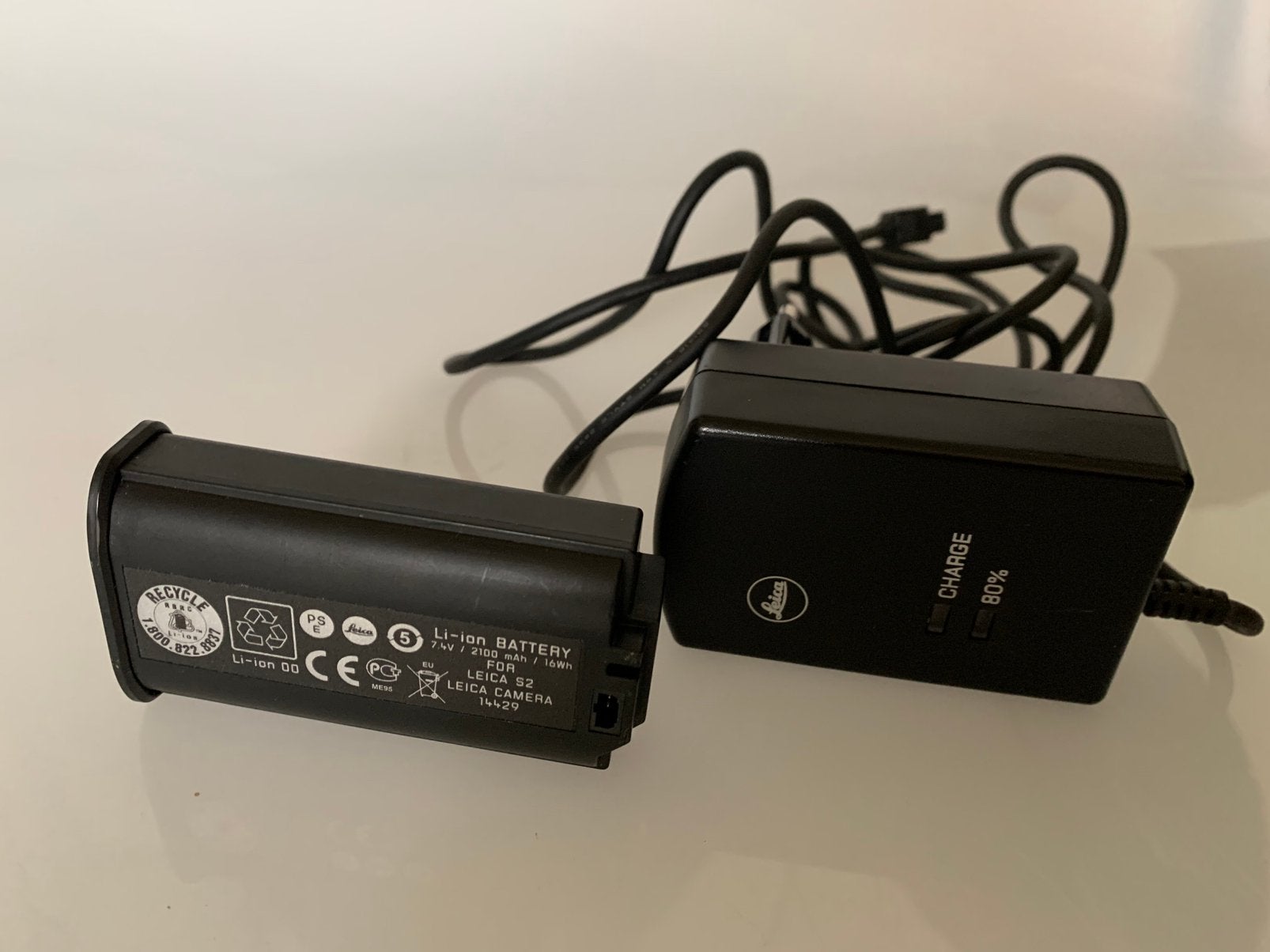 Leica lader en accu voor S2 (S006), Audio, Tv en Foto, Accu's en Batterijen, Ophalen of Verzenden, Gebruikt