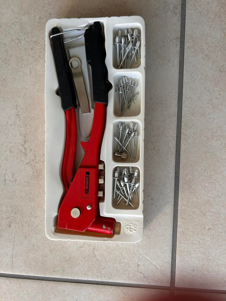 Pince à riveter aveugle avec rivets, Enlèvement ou Envoi, Utilisé