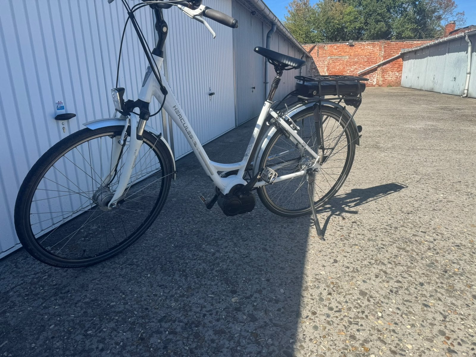 VÉLO ÉLECTRIQUE HERCULES AVEC MOTEUR CENTRAL BOSCH, Vélos & Vélomoteurs, Enlèvement, Comme neuf