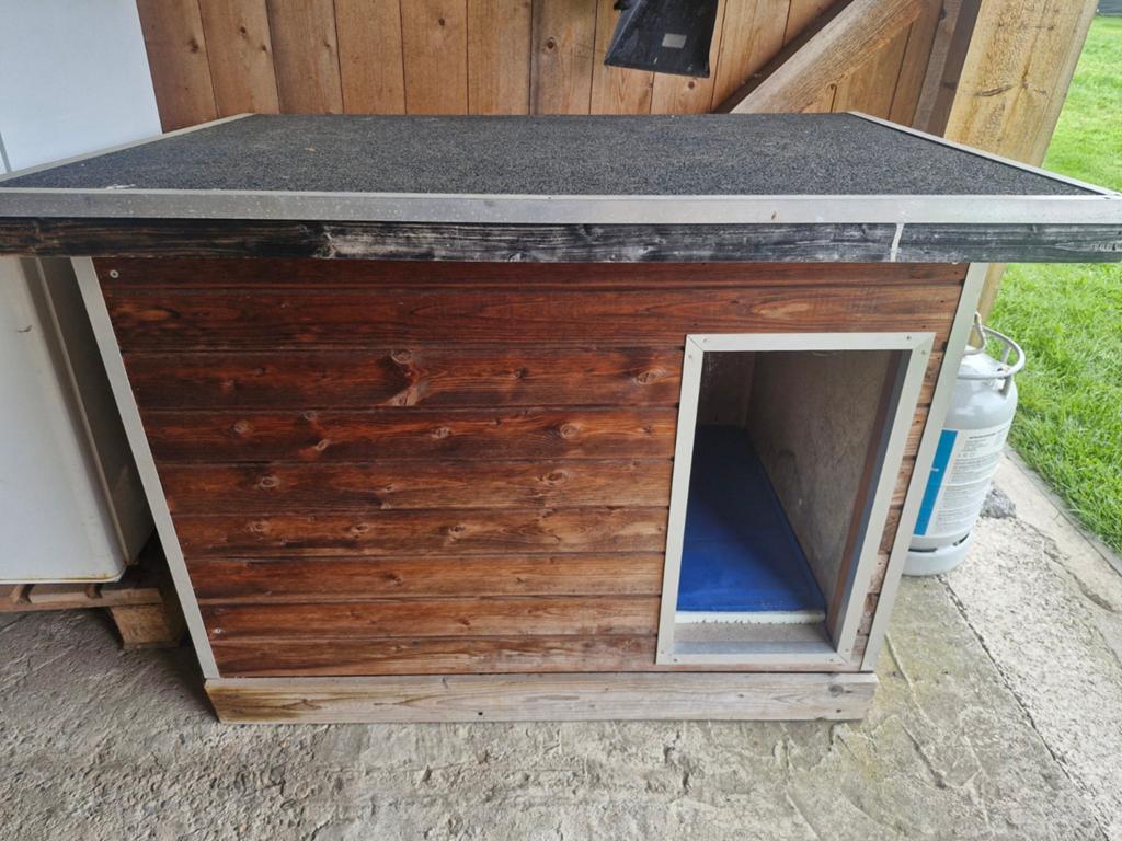 Geïsoleerd hondenhok 112cm br 75cm diep en 80 hoog met luik, Ophalen, Hondenhok