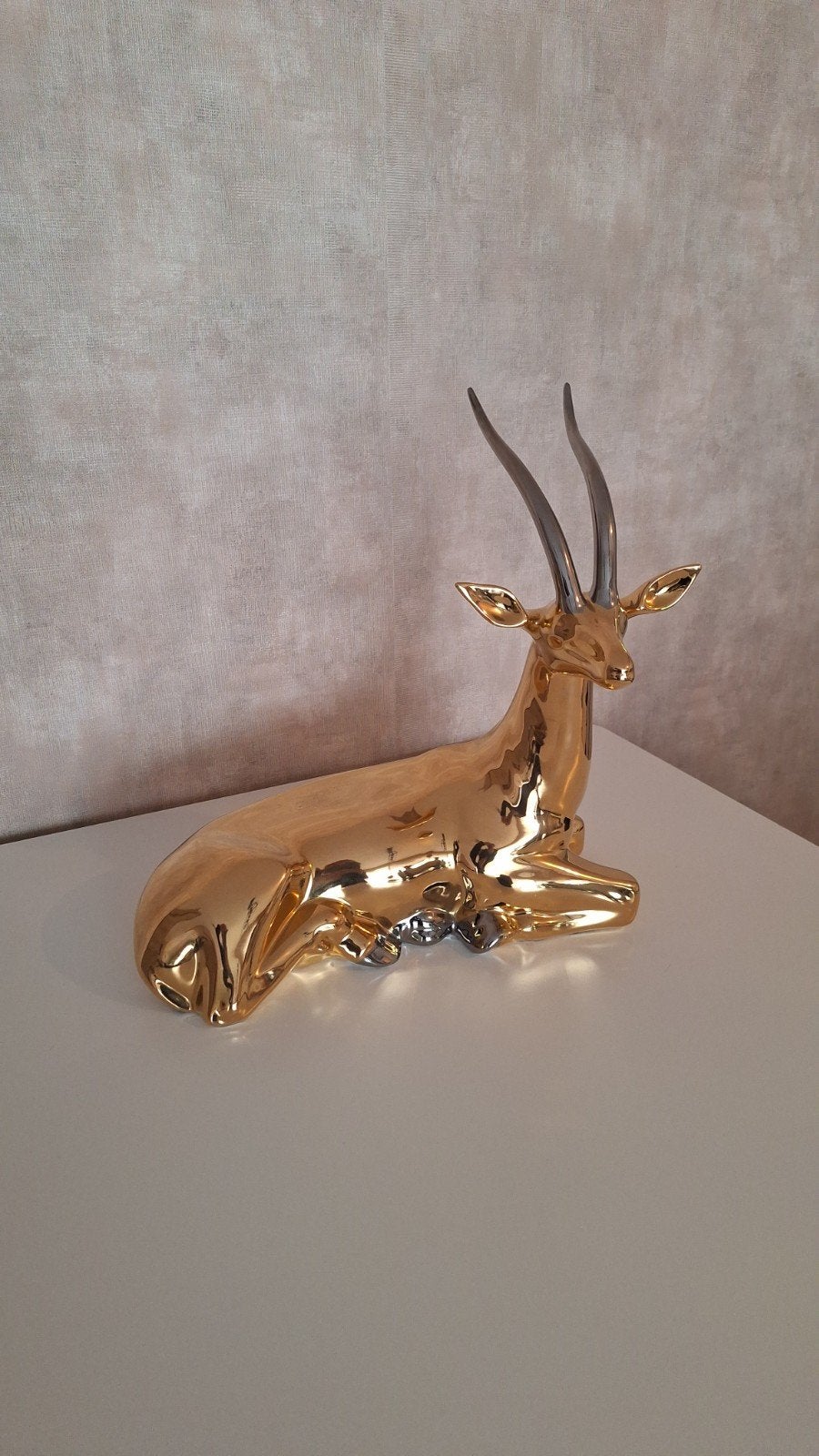 Liggend hert, met een 24 karaats gouden laag., Antiek en Kunst, Ophalen