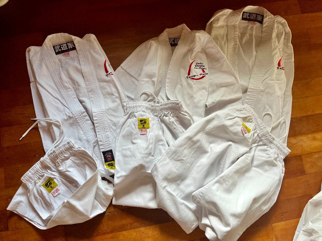 Costume de judo/karaté/ju-jutsu pour enfants, Sports & Fitness, Judo, Taille XS ou plus petite, Comme neuf, Vêtements d'arts martiaux