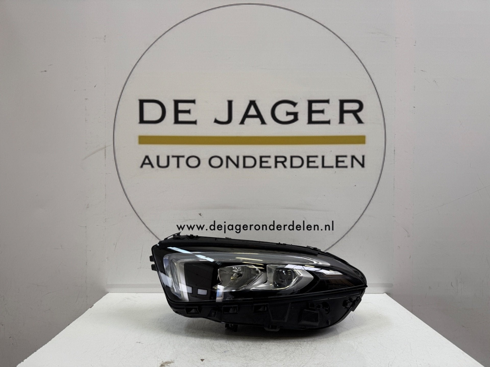 LAMPE FRONTALE HAUTE PERFORMANCE CLASSE A W177 GAUCHE A17790, Mercedes-Benz AG, Mercedes-Benz, Utilisé, Mercedesstrasse 120
70372  Stuttgart, DE