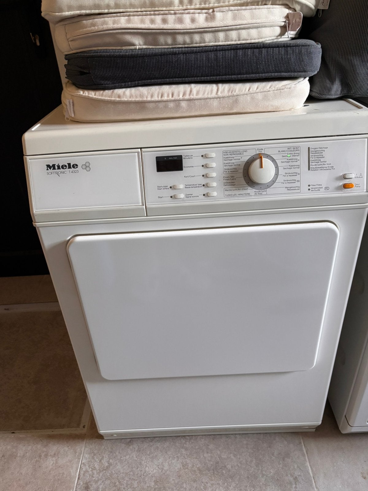 Miele Softtronic T4323 droogkast in goede staat., Huis en Inrichting, Stoffering | Vloerbedekking, Ophalen, Gebruikt, Wit