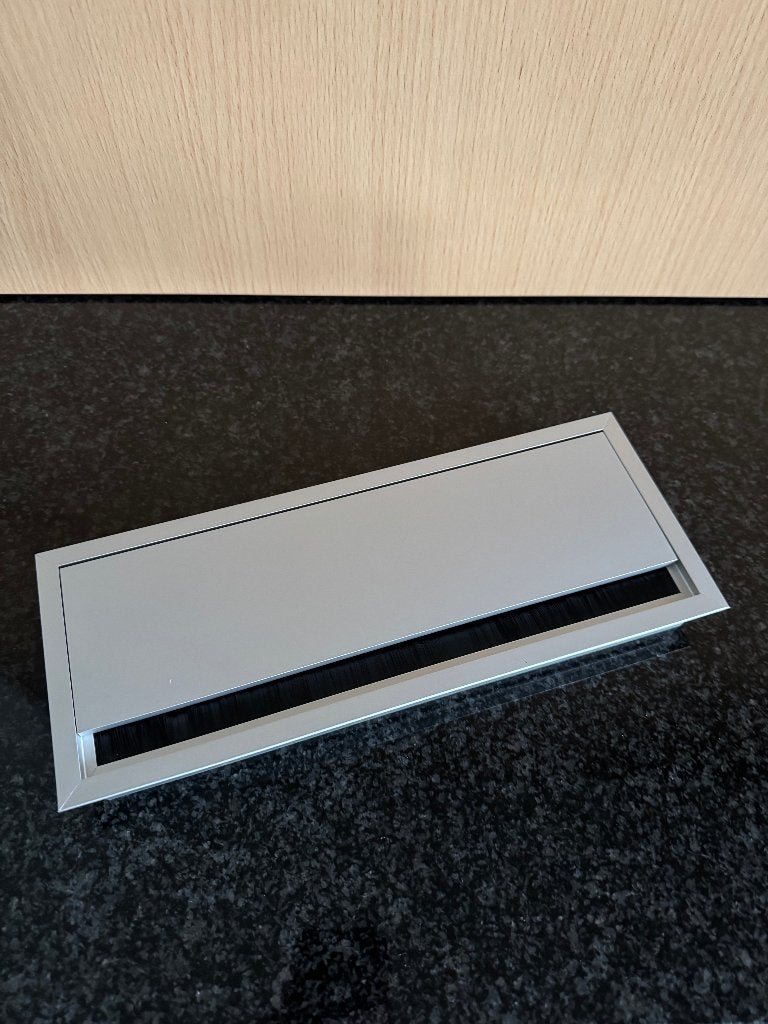 KABELDOORVOER ALU HETTICH MET KLEP EN BORSTELAFDICHTING, Bricolage & Construction, Quincaillerie & Fixations, Enlèvement ou Envoi