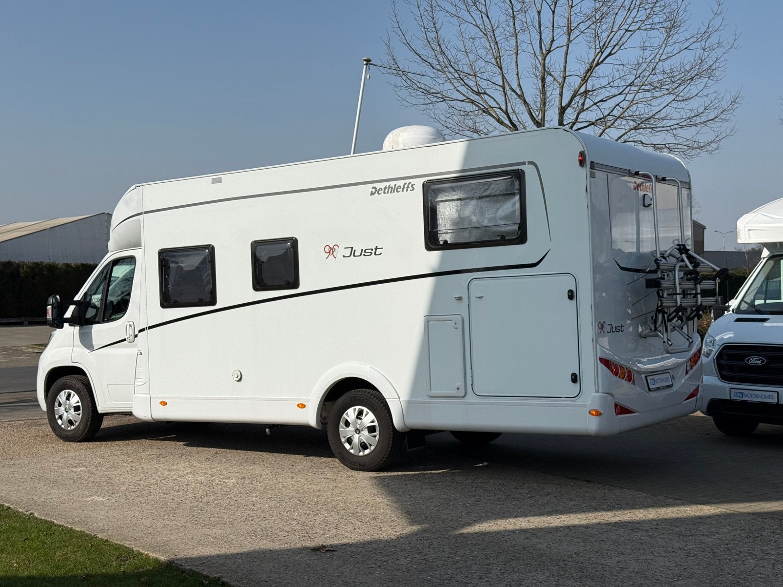 DETHLEFFS JUST 90 - ZOMERDEALS - TWIN BEDDEN 27.500KM*, 6 tot 7 meter, Bedrijf, Diesel, ABS