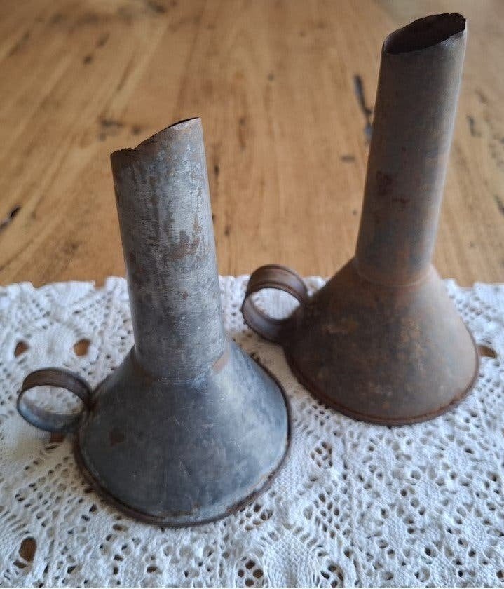 2 Oude Franse metalen verweerde trechtertjes, Ophalen of Verzenden