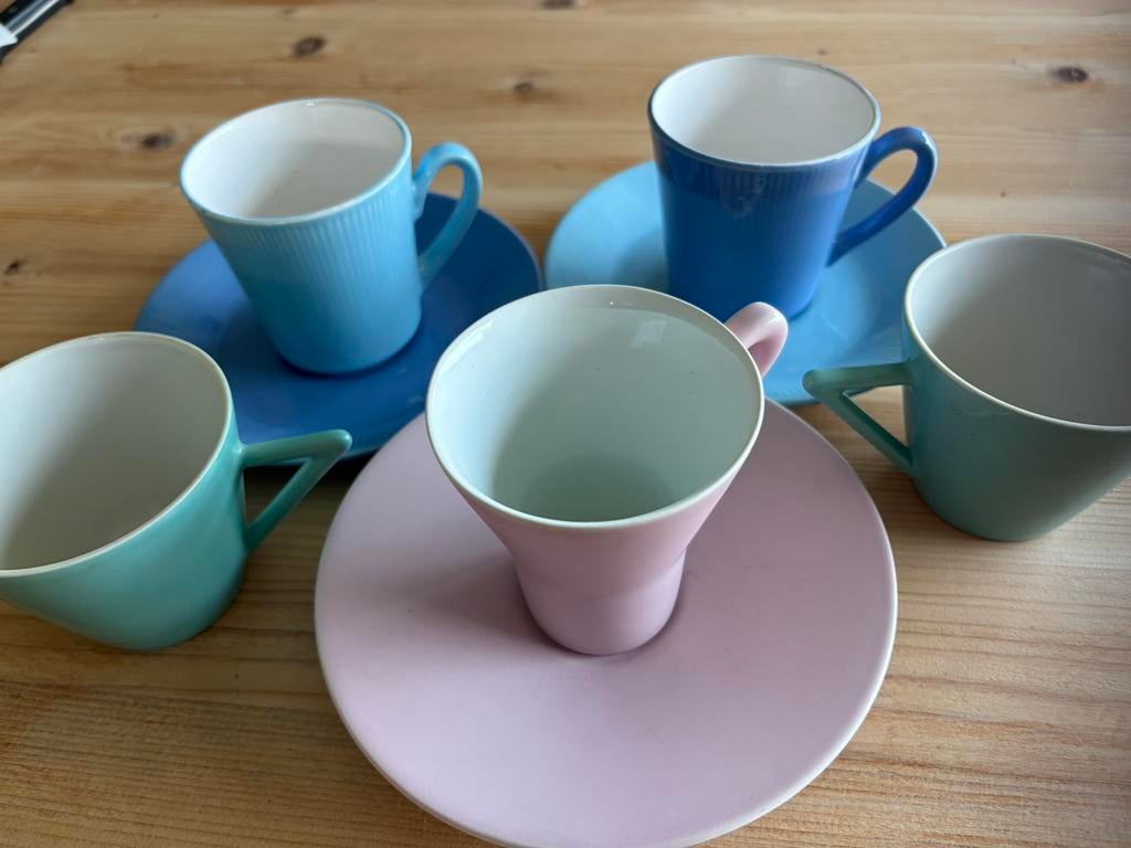 5 kopjes & 3 onderbordjes - pastelkleurig & charmant- retro, Huis en Inrichting, Ophalen, Zo goed als nieuw