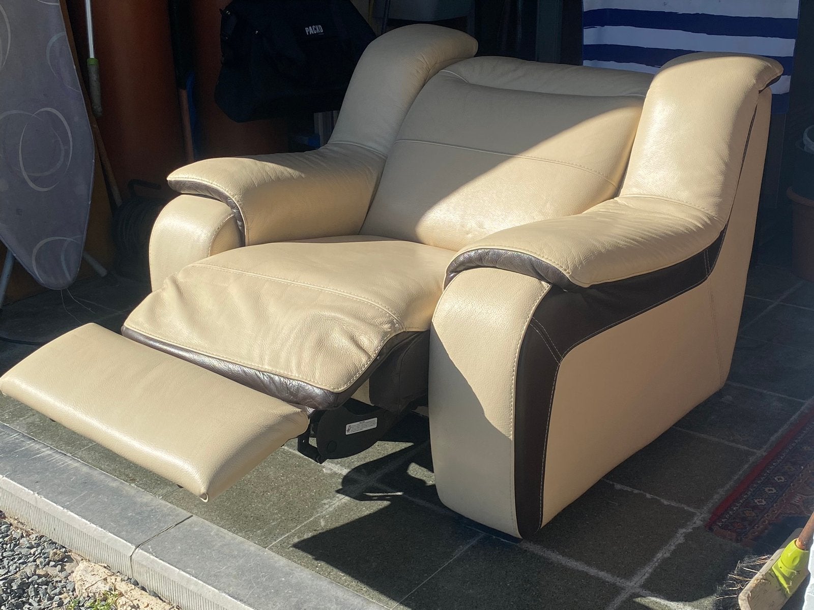 Fauteuil inclinable en cuir beige et marron foncé, Maison & Meubles, Enlèvement, Comme neuf