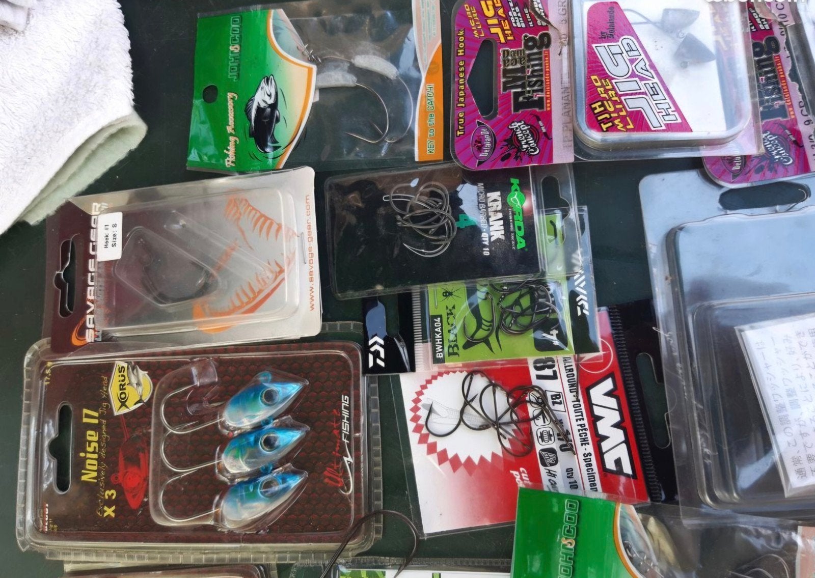 Lot de leurres souples et rigides + boîte de rangement - Neu, Envoi, Neuf, Autres types, Foil