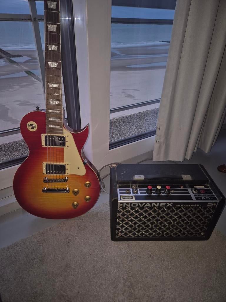 “Vintage V100 Les Paul – nieuwstaat met doos”, Muziek en Instrumenten, Ophalen, Nieuw, Solid body, Met versterker