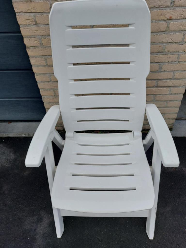 Tuin stoelen één witte met kussen 12 € en één blauwe 10€ Mo, Enlèvement, Comme neuf