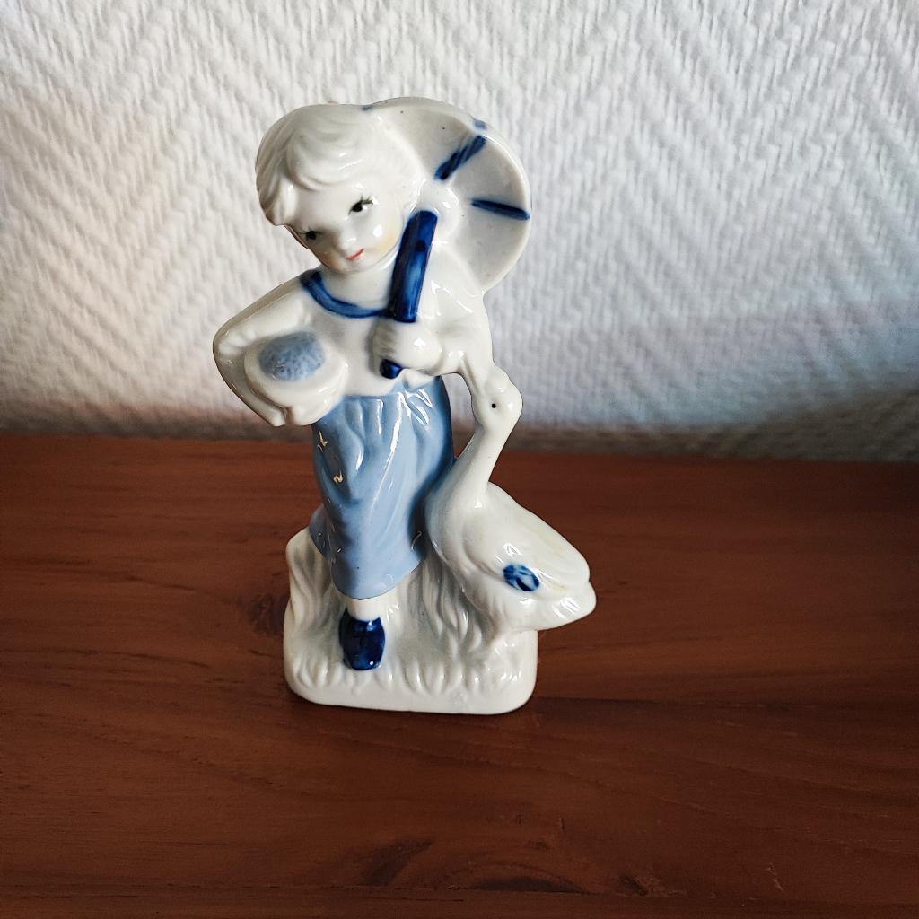 enfant avec parapluie et oie en porcelaine, Antiquités & Art, Enlèvement ou Envoi