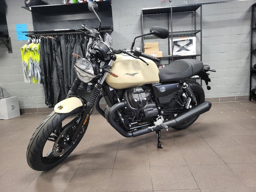 Moto Guzzi V7 Stone, Motoren, Motoren | Moto Guzzi, 2 cilinders, Nieuw, Motorrijbewijs A, Bedrijf