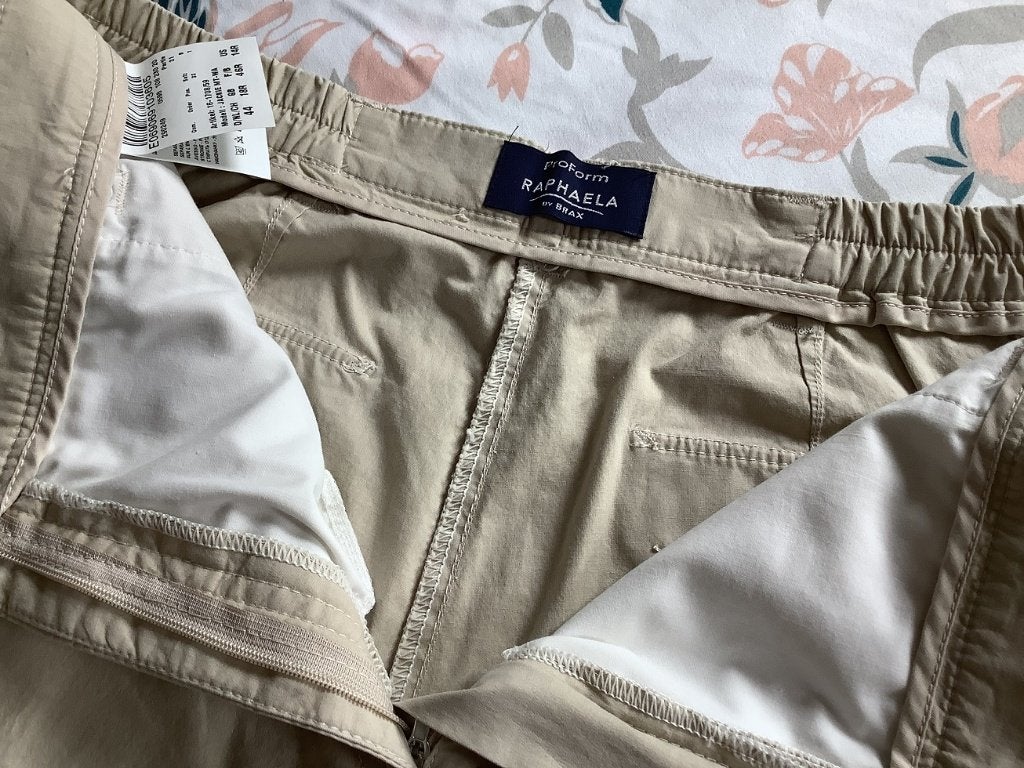 NIEUWE lichtgrijze bermuda RAPHAELA by BRAX - 44/46, Kleding | Dames, Broeken en Pantalons, Ophalen of Verzenden, Nieuw