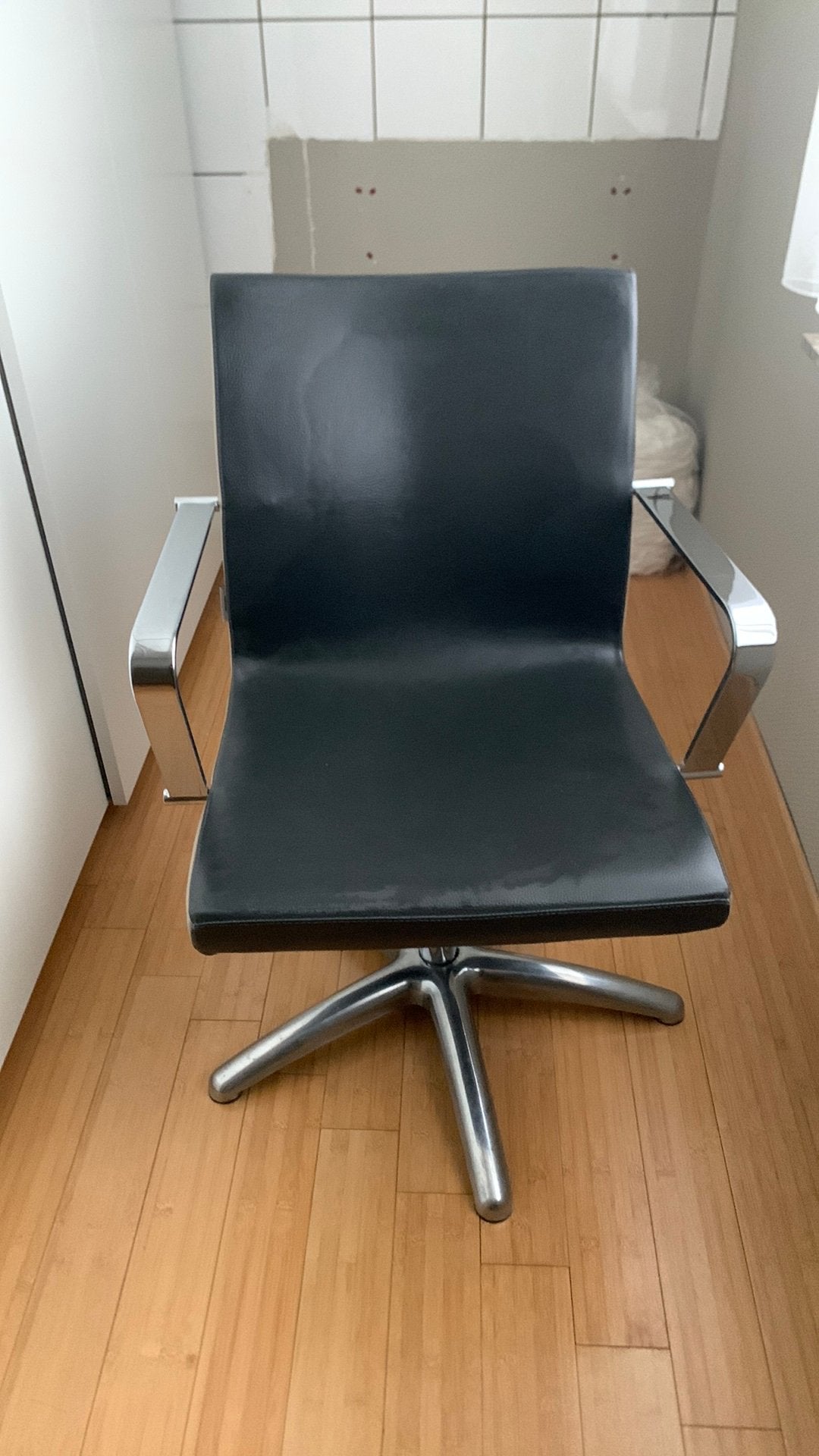 Fauteuil de coiffeur, Maison & Meubles, Chaises, Enlèvement, Utilisé, Gris, Une