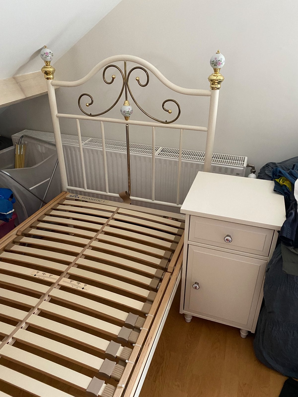 Lit 1 personne avec sommier BEKA et table de chevet, Maison & Meubles, Enlèvement, Comme neuf