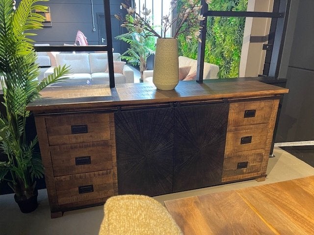 Dressoir Mango 6 lades 2 metaal deuren 200 cm breed actie, Huis en Inrichting, Kasten | Ladekasten, Overige houtsoorten, BRADLEY dressoir 200 cm. massief Gemonteerd VEEL RUIMTE