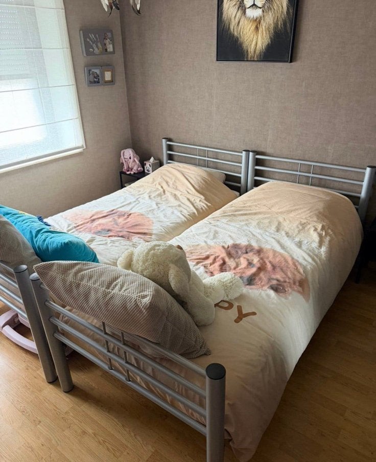 2 kinderbedden zilver met lattenbodem en matras, Kinderen en Baby's, Ophalen, Zo goed als nieuw, Lattenbodem