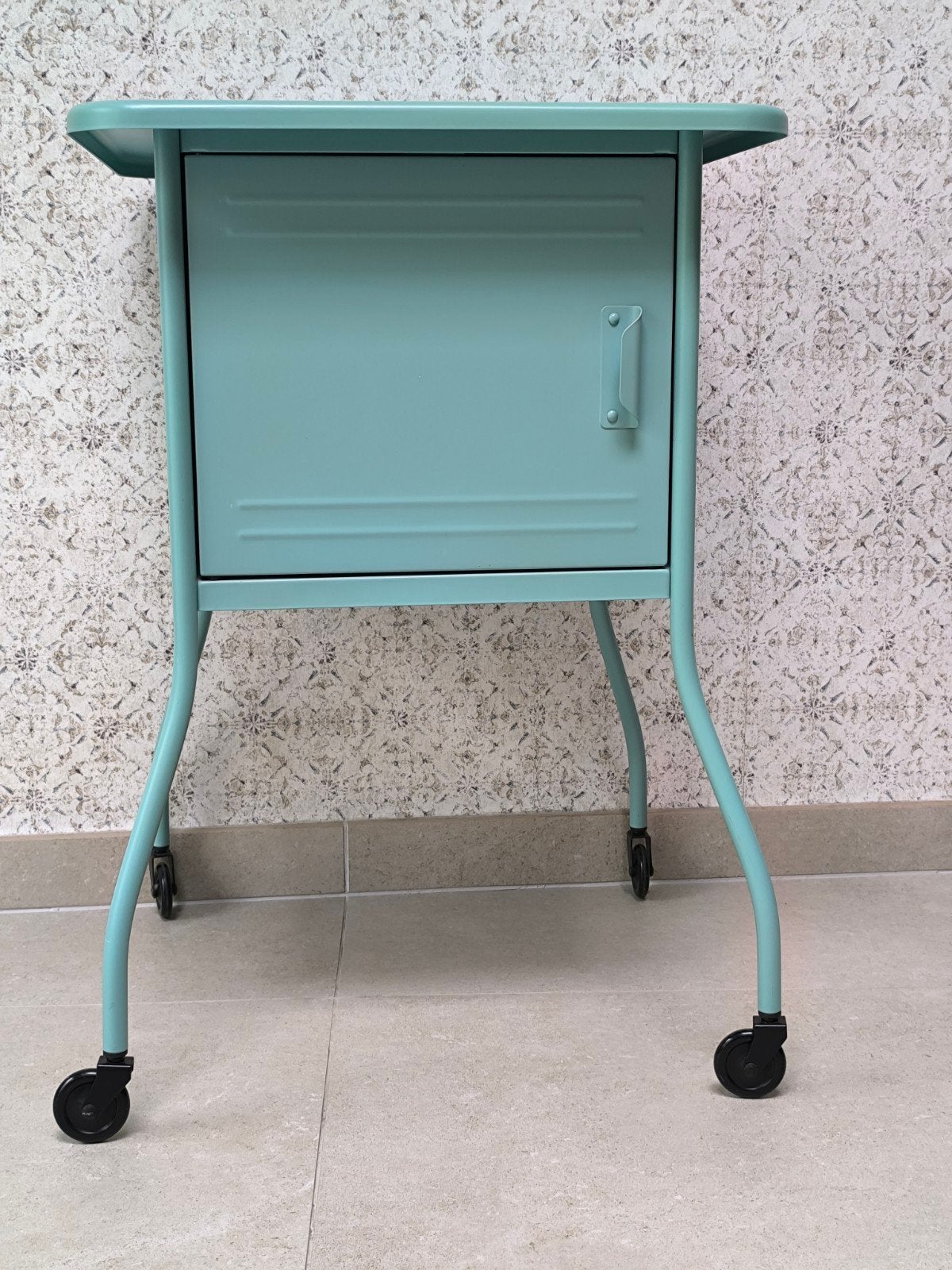 Ikea VETTRE Table de chevet métal sur roulettes (Turquoise), Maison & Meubles, Tables | Tables d'appoint, Moins de 55 cm, Enlèvement