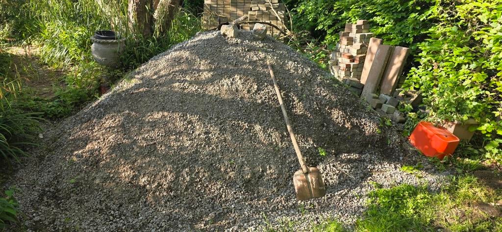 Galet gris avec de la terre entre, Bricolage & Construction, Générateurs, Enlèvement