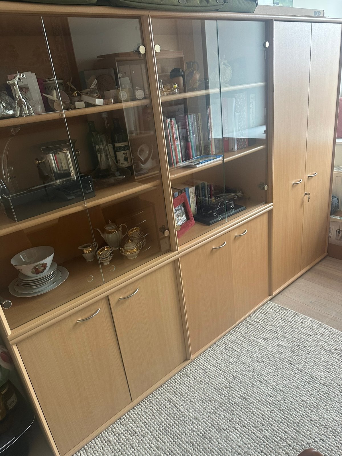 3 vitrine kasten + 1 gesloten + bureau, Huis en Inrichting, Ophalen, Zo goed als nieuw