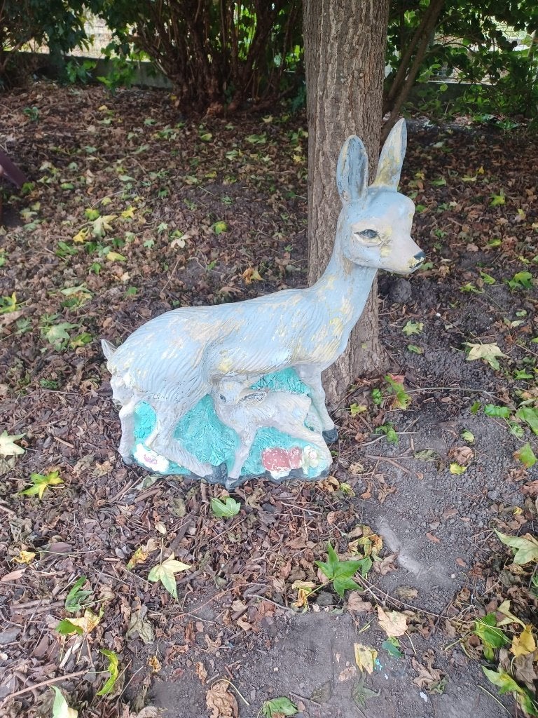 Vintage Duits kunststof tuinbeeld hinde met kalf (Bambi), Tuin en Terras, Tuinbeelden, Ophalen of Verzenden, Gebruikt, Kunststof
