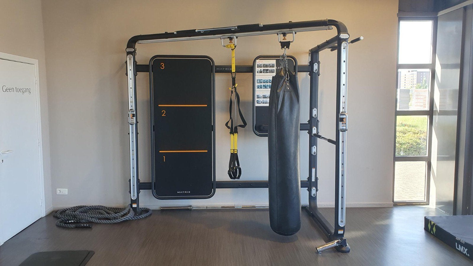 Trainingsrek inclusief bokszak en TRX, Ophalen, Zo goed als nieuw, Metaal, Krachtstation