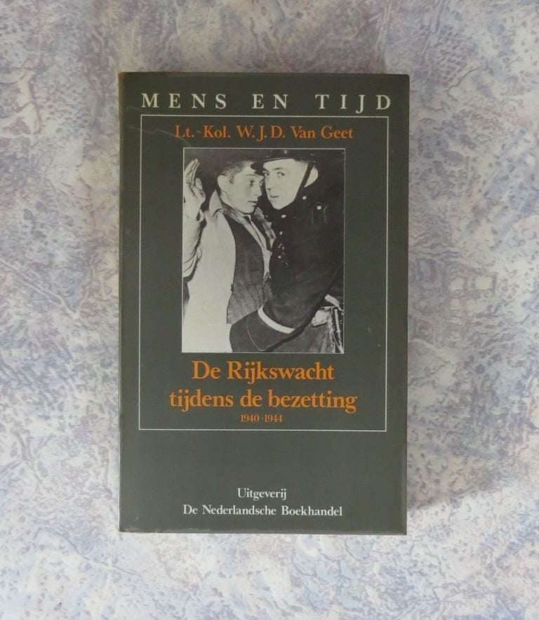 Rijkswacht Politie 1940 1944 Orde Tucht Brigade Uniform Pet, Boeken, Politiek en Maatschappij, Verzenden, Zo goed als nieuw, Maatschappij en Samenleving