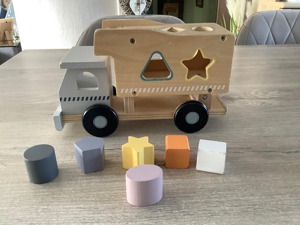 Houten speelgoed vrachtwagen met vormen (26x15 cm), Ophalen of Verzenden, Zo goed als nieuw, Puzzelen