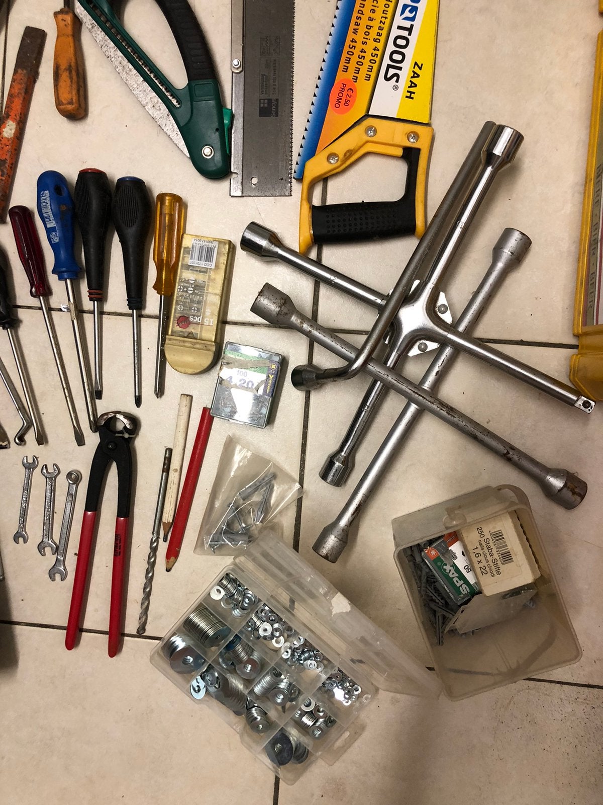 Toutes sortes d'outils et un bac de rangement, Enlèvement, Utilisé
