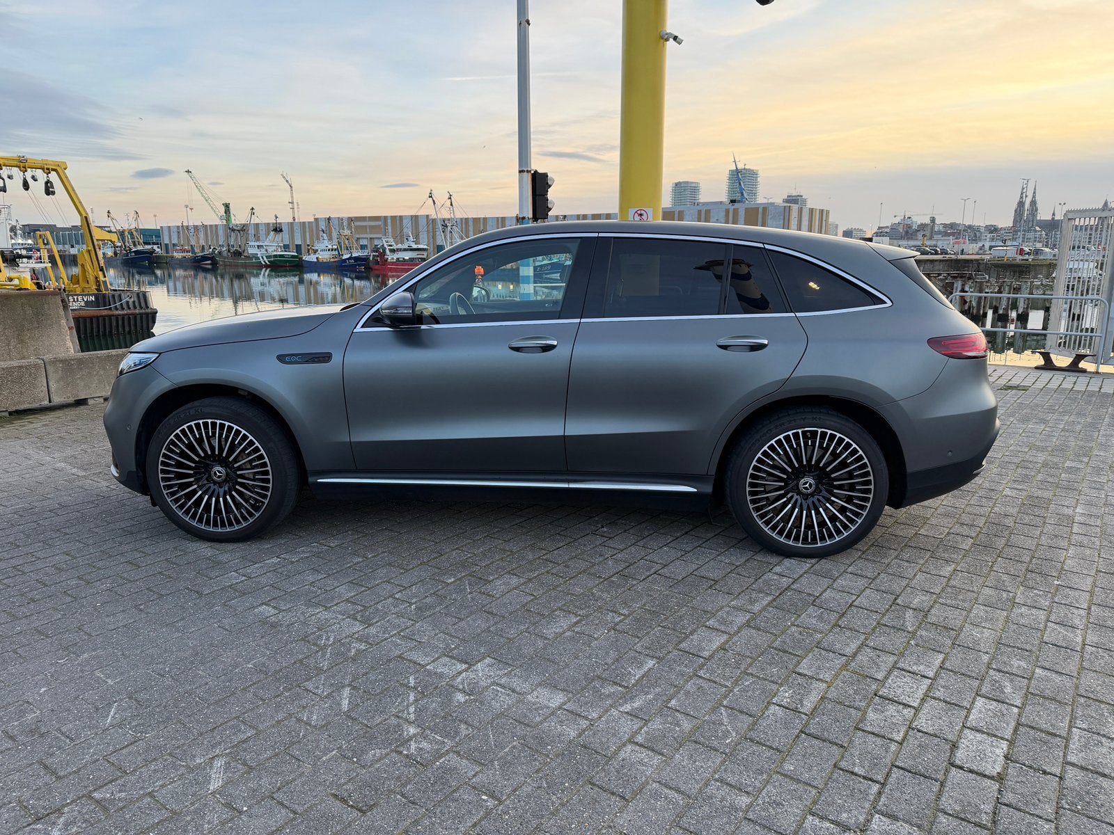Mat grijze mercedes EQC, Auto's, Mercedes-Benz, Automaat, Zwart, Parkeerassistent, Leder