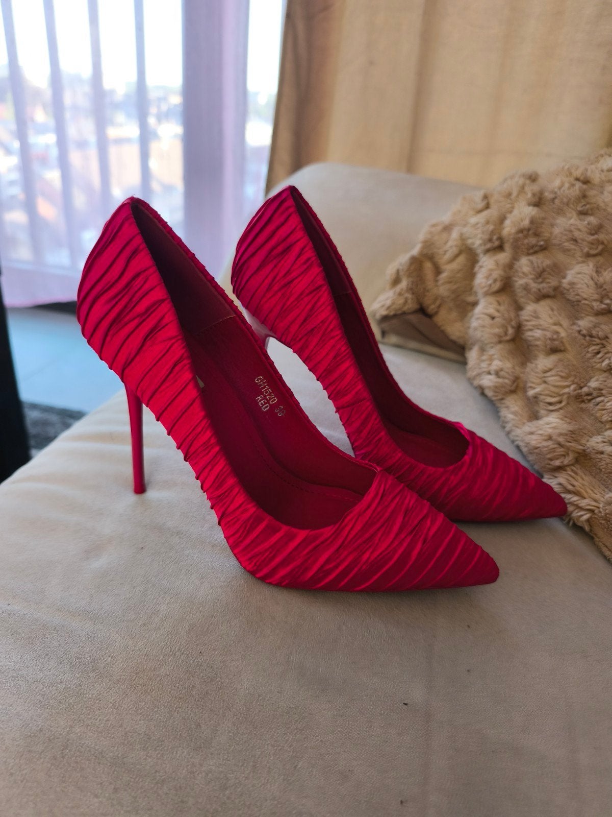 Red Satin High Heels, Ophalen of Verzenden
